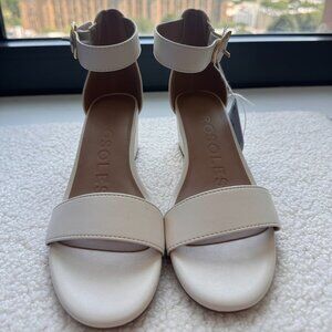 NWT Aerosoles Willis Sandals, Eggnog, Size 6